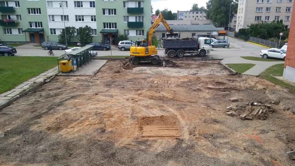 Laukumā sākušies būvdarbi
