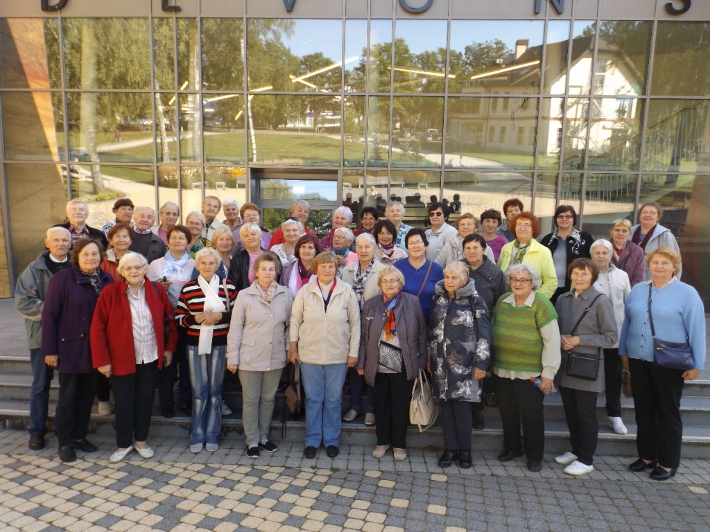 Gulbenes novada pensionāri priecājas par zaļā zelta rudeni