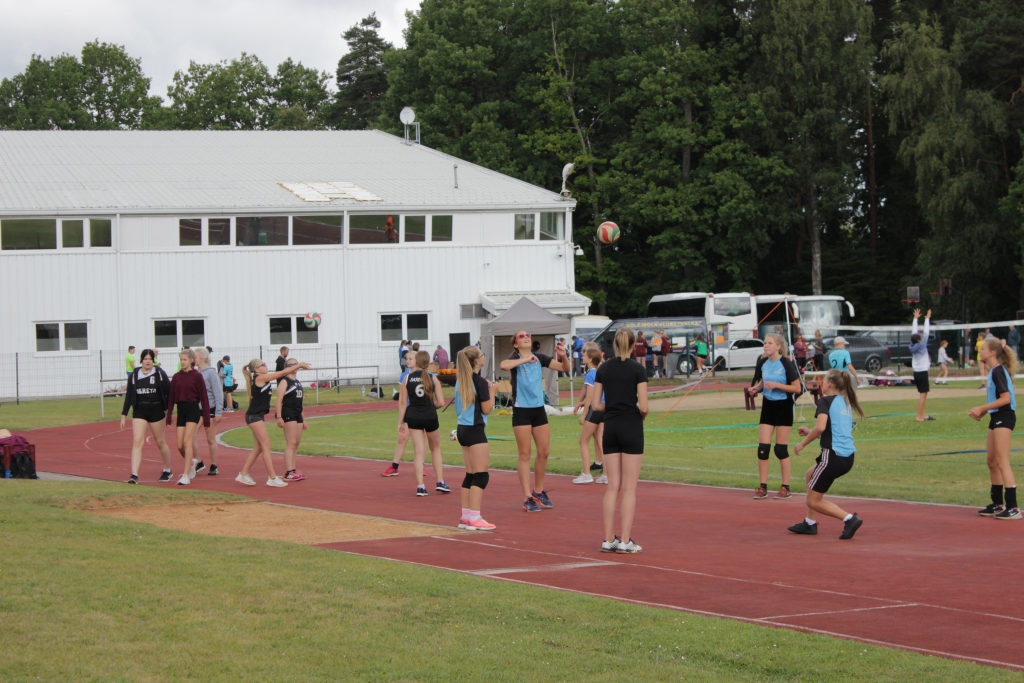 Vēlas pārmaiņas sporta laukumā pie Gulbenes novada vidusskolas