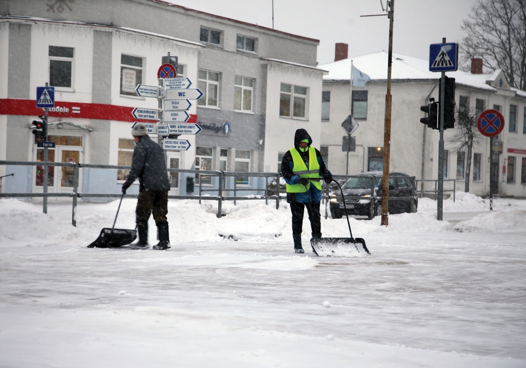 Vispirms no sniega Gulbenē atbrīvo ielu krustojumus