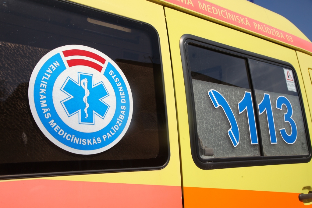 Gulbenē kāda sieviete guvusi traumu slidojot, savukārt vīrietis divas stundas nogulējis sniegā