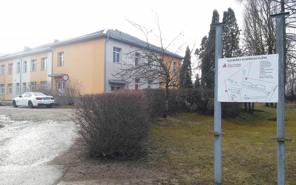 Labiekārtos Gulbenes slimnīcas apkārtni