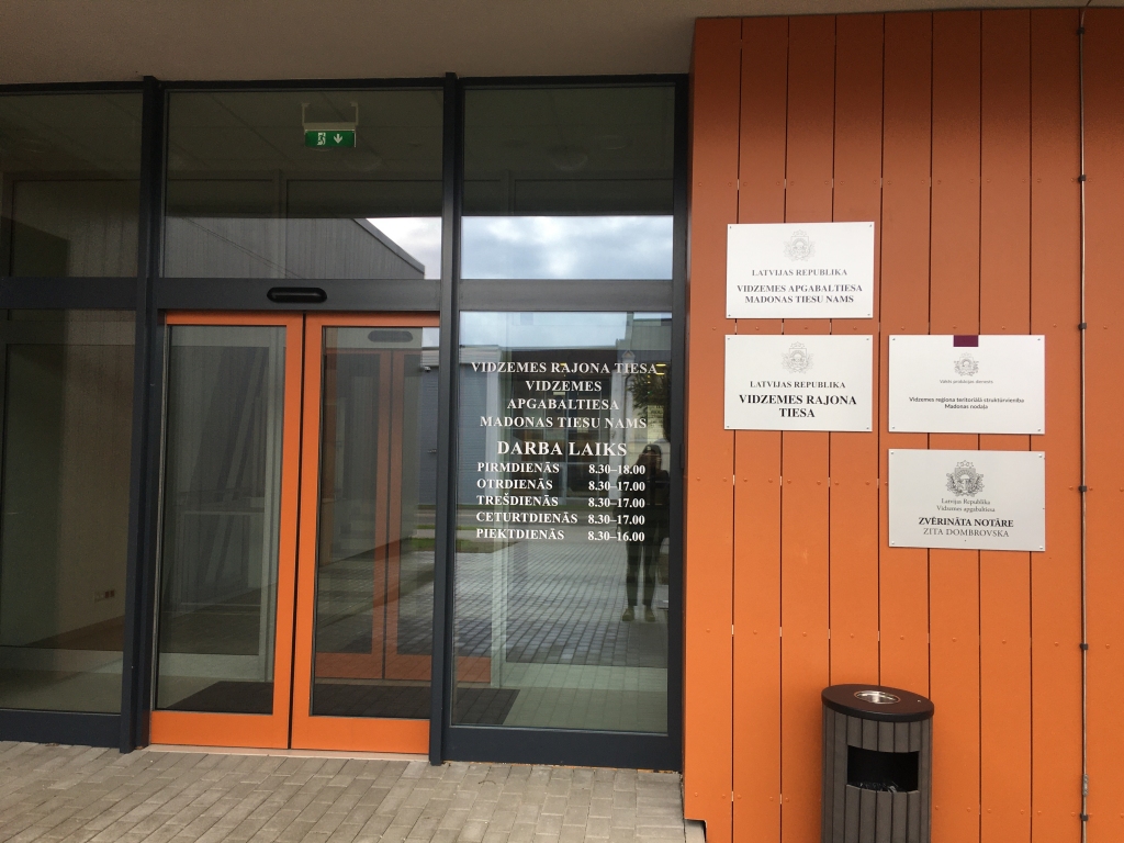 Divu vīriešu piekaušanu līdz nāvei vērtēs Vidzemes apgabaltiesā Madonā