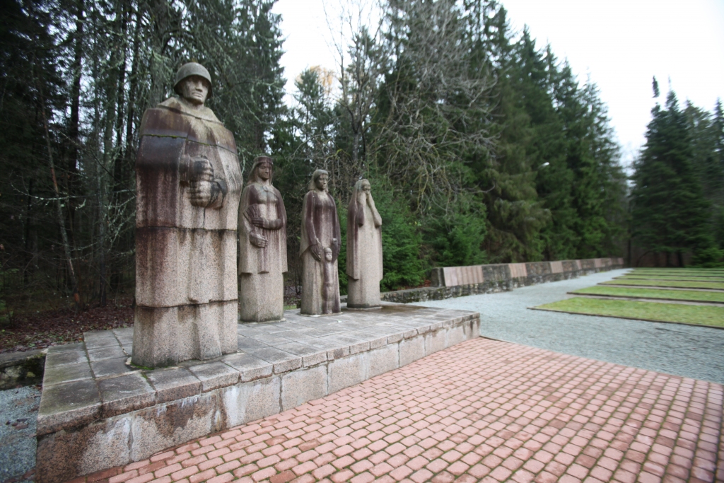 Tuvākajā laikā pieminekli Gulbenes Brāļu kapos tīrīt nav paredzēts