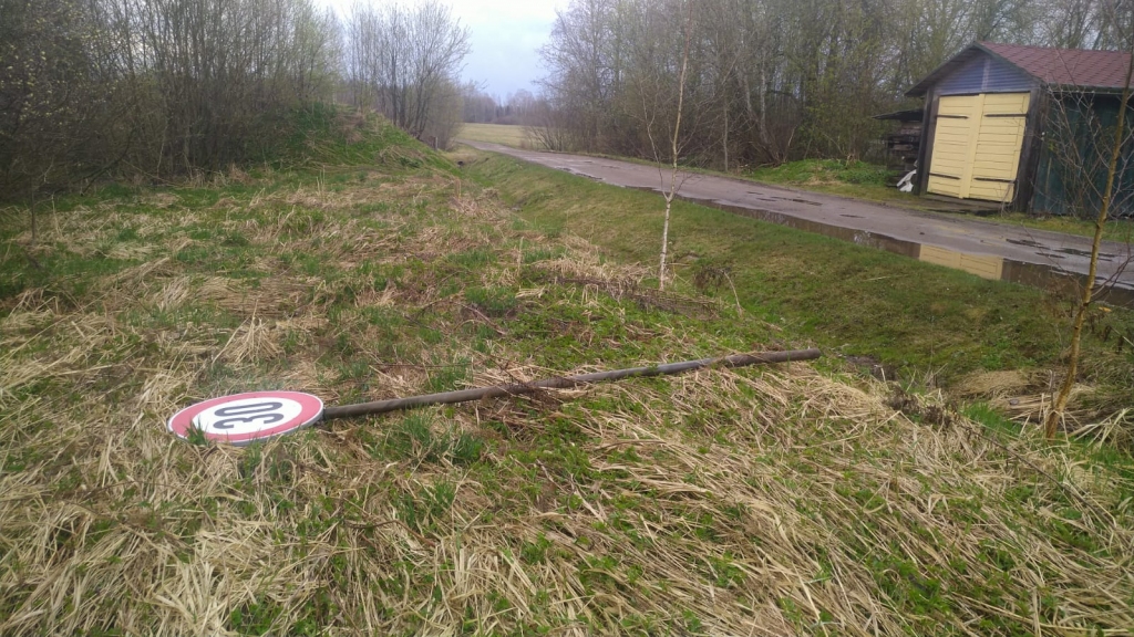 Jau piekto reizi Viestura ielā sabojā ceļa zīmi