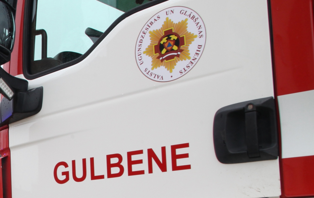Gulbenes ugunsdzēsēji glābēji palīdz dzēst ugunsgrēku Zeltiņos