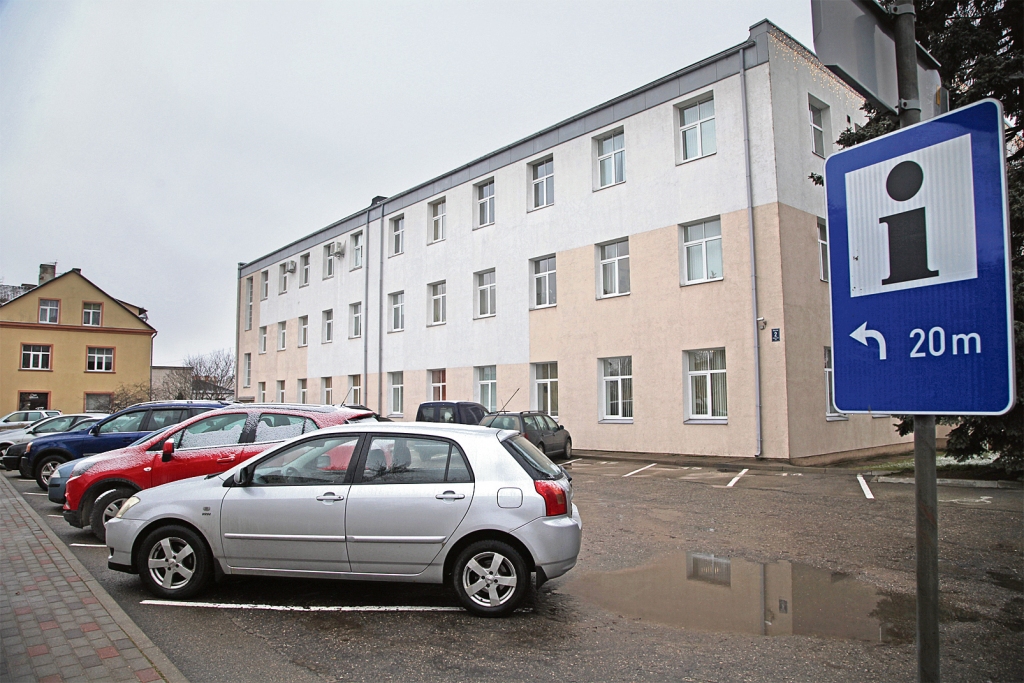 Vai pašvaldības darbinieki var ar darba auto braukt uz mājām?