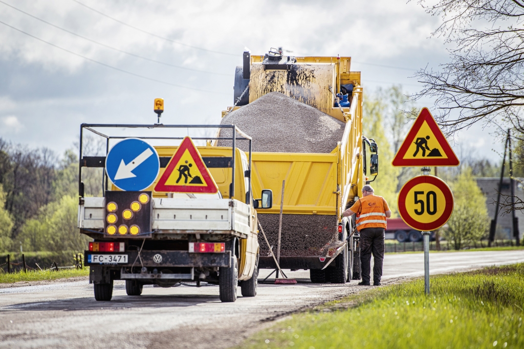  Notiek bedru masveida remonts uz valsts autoceļiem; aicina transportlīdzekļu vadītājus ievērot ātruma ierobežojumus bedru remontdarbu laikā