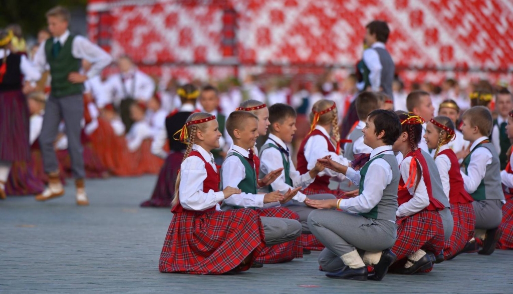 Saņemot atbalstu no 80 % pašvaldību, turpina virzīties uz Skolēnu dziesmu un deju svētku sarīkošanu