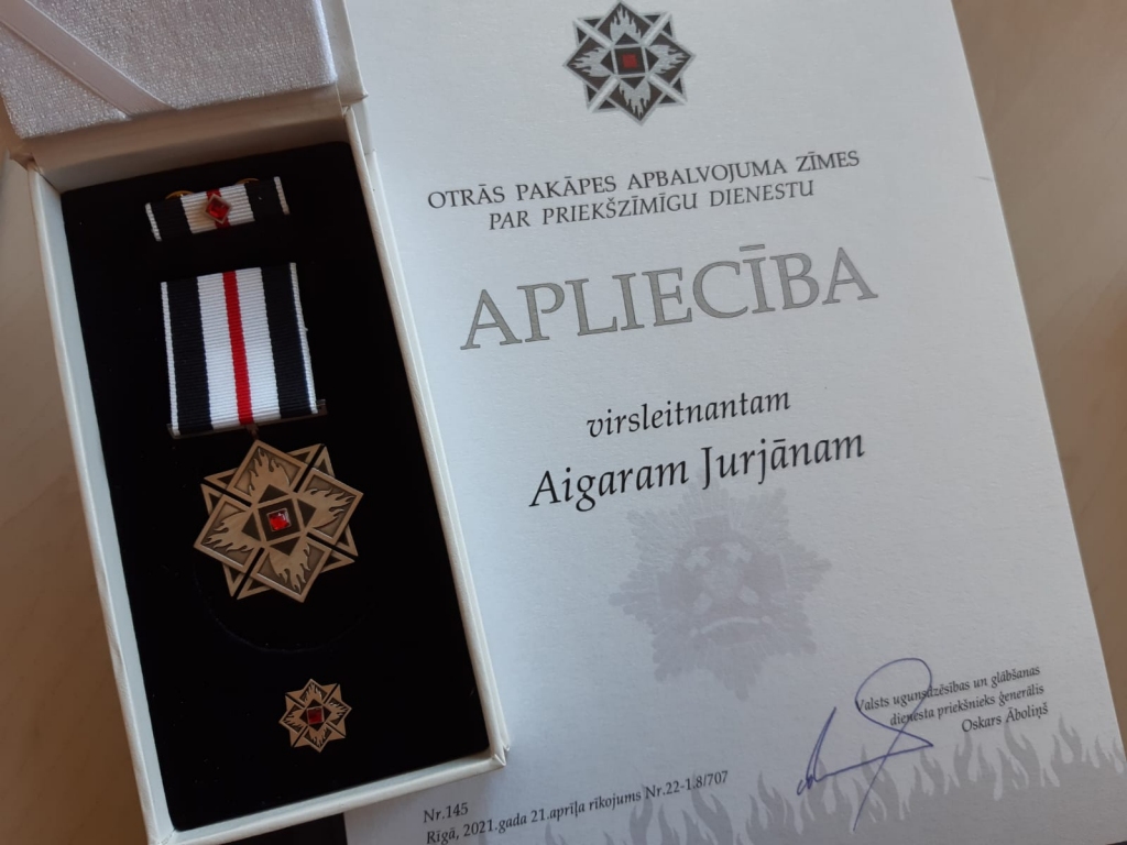 Gulbenes novada ugunsdzēsēji glābēji saņem apbalvojumus, pateicība tiks izteikta arī iedzīvotājam (papildināts)