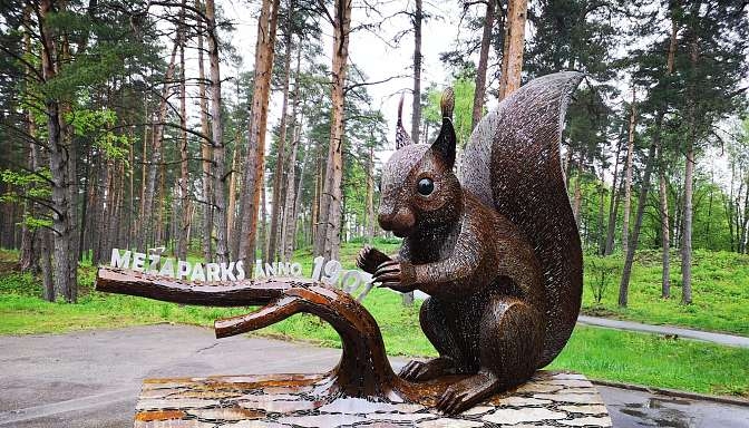 Rīgas Mežaparka 120.gadadienā parkam dāvina tēlniecības objektu "Mežaparka vāvere"