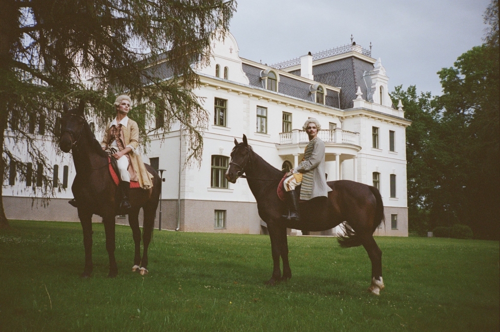 Stāmerienas pilī filmēts grupas "Carrnival Youth" jaunākais videoklips (papildināts)