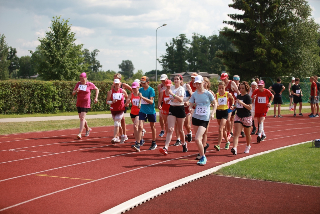 Gulbenes stadionā sacenšas vieglatlēti