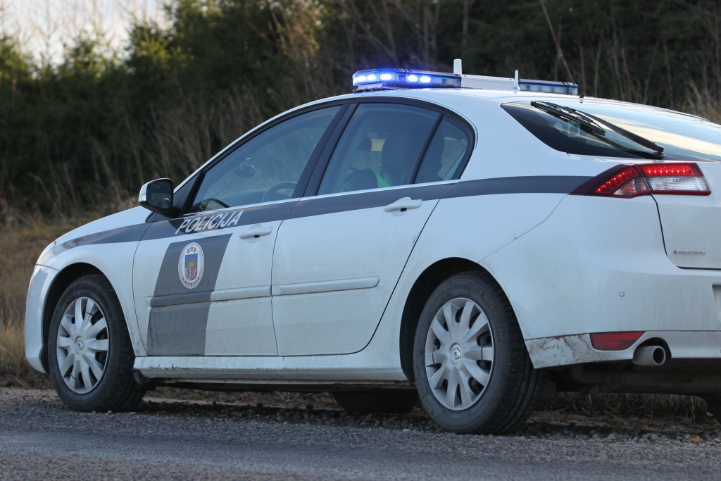 Uz Gulbenes - Balvu šosejas policija pieķer dzērumā kravas auto šoferi 