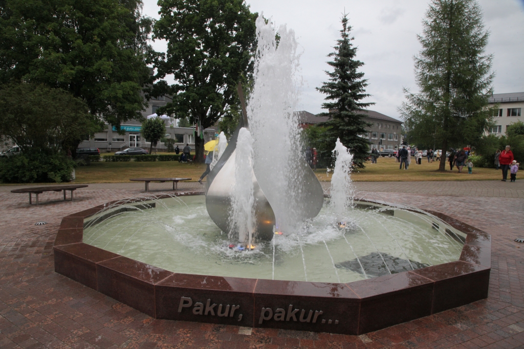 Neliedz bērniem plunčāties Gulbenes strūklakās