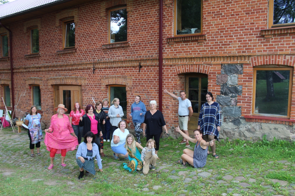 Mākslas plenērā satiekas gleznošanas domubiedri