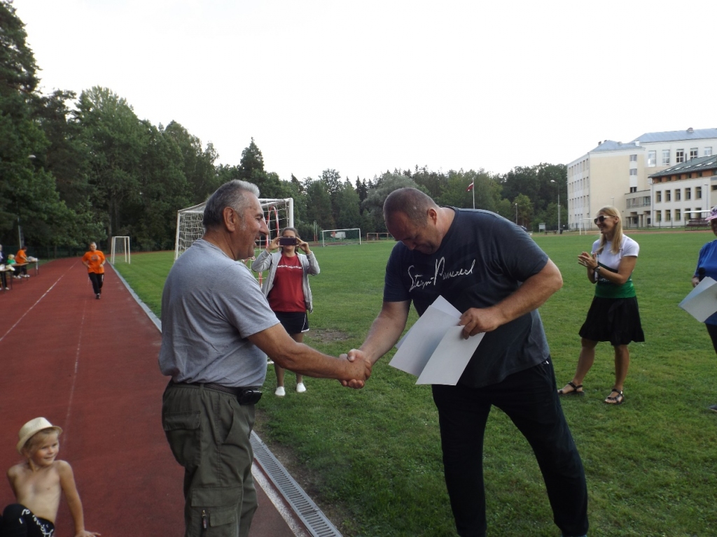 Gulbenes novada seniori atklāto sēdi ar sportiskām aktivitātēm rīko ar devīzi "Kamēr vari, tikmēr dari!" 