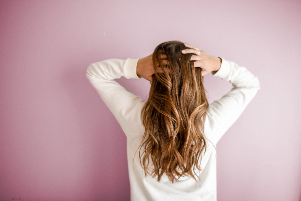 Kā pasargāt matus, kas ir bojāti karstuma un mitruma ietekmē?