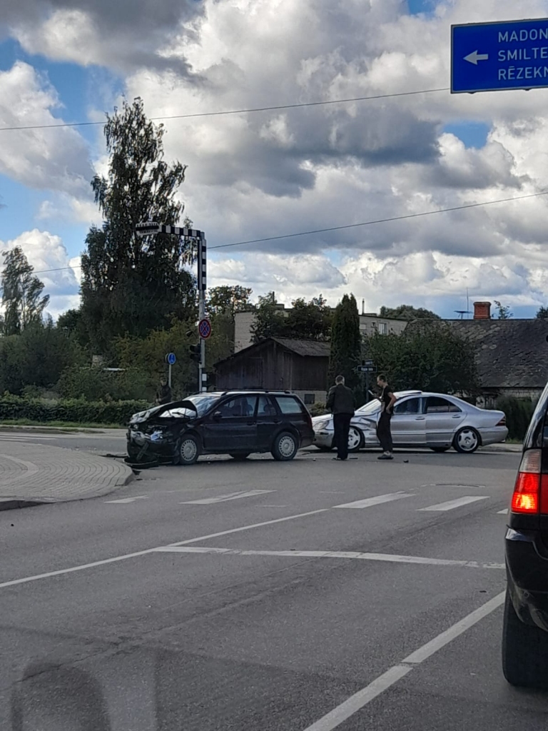 Gulbenē auto sadursmē cietuši cilvēki