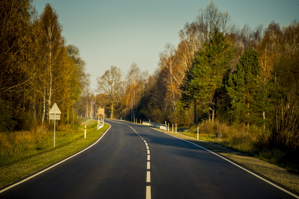 Arī Gulbenes novadā uz valsts autoceļiem tiek atjaunots horizontālais marķējums 