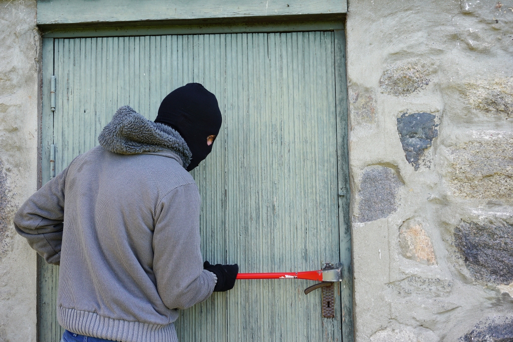 Policija aiztur trīs personas par laupīšanu un miesas bojājumu nodarīšanu