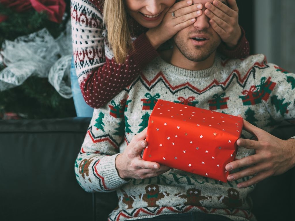 Ko dāvināt vīrietim? Idejas praktiskām dāvanām Ziemassvētkos