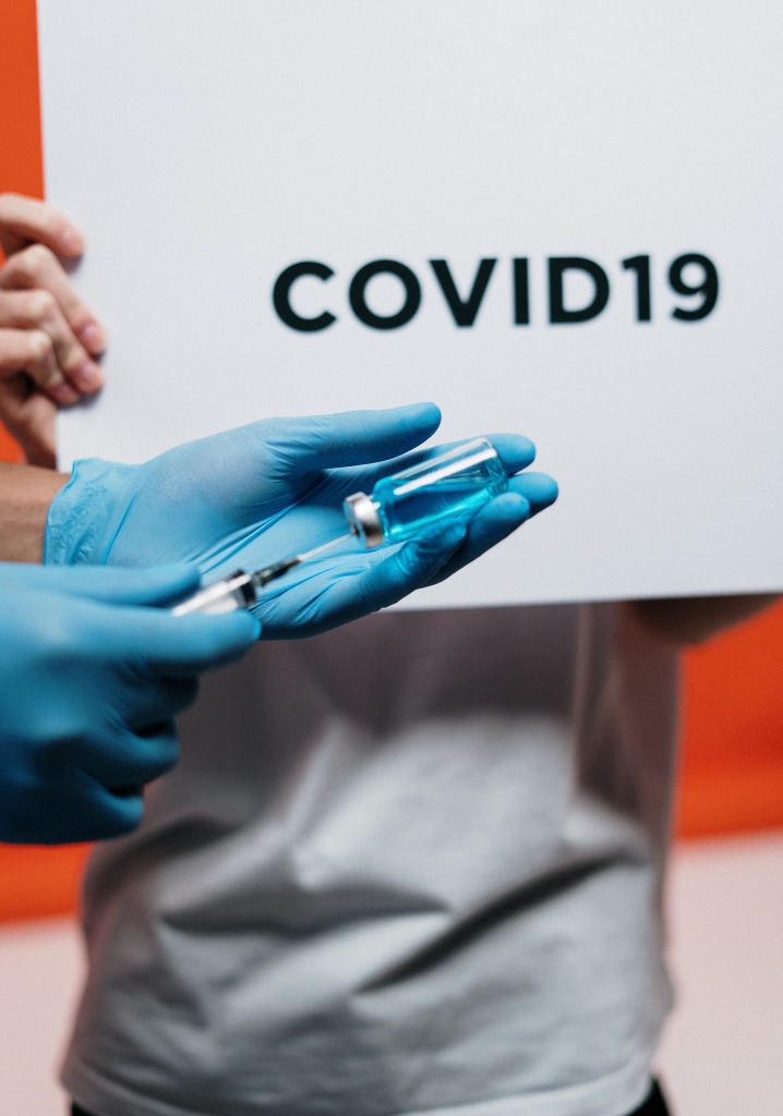 Darba pienākumus klātienē varēs pildīt tikai pilnu vakcinācijas kursu pret Covid-19 izgājušas personas